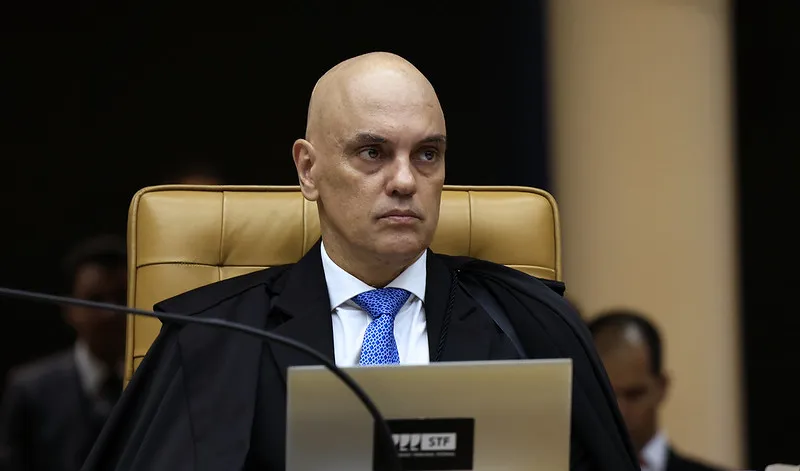 Alexandre de Moraes decide banir o Twitter do Brasil