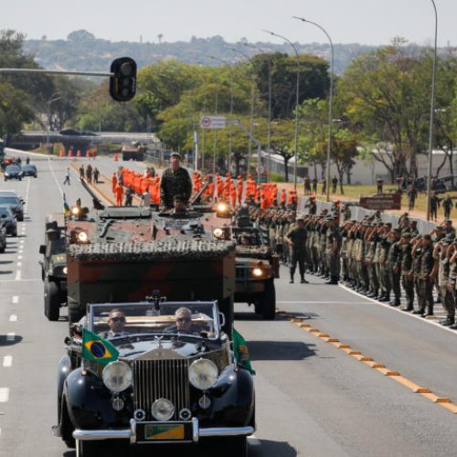 Ensaio do Desfile Cívico de 7 de Setembro para a celebração do Dia da Independência. São esperados cerca de 30 mil pessoas na Esplanada dos Ministérios, de acordo com a previsão da Secretaria de Comunicação Social da Presidência da República (Secom), que organiza o evento deste ano ao lado do Ministério da Defesa e do Gabinete de Segurança Institucional (GSI). Previsto para iniciar às 9h o desfile terá como como slogan Democracia, Soberania e União.￼￼ Mais enxuto do que em anos anteriores, o desfile tem previsão de durar cerca de duas horas. Entre outras atrações, terá execução do Hino Nacional, passagem das tropas das Forças Armadas (Marinha, Exército e Força Aérea), com veículos e aeronaves, apresentação de escolas públicas do Distrito Federal, profissionais do Corpo de Bombeiros, além de bandas e participações especiais de várias instituições. | Sérgio Lima/Poder360 02.set.2023