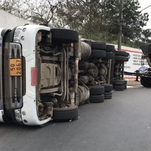 Acidente de caminhão em São Sebastião